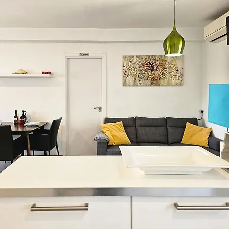 One Bedroom Apartment *